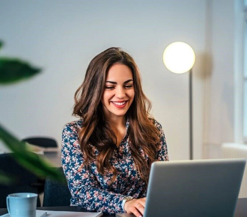 ảnh gái văn phòng làm việc