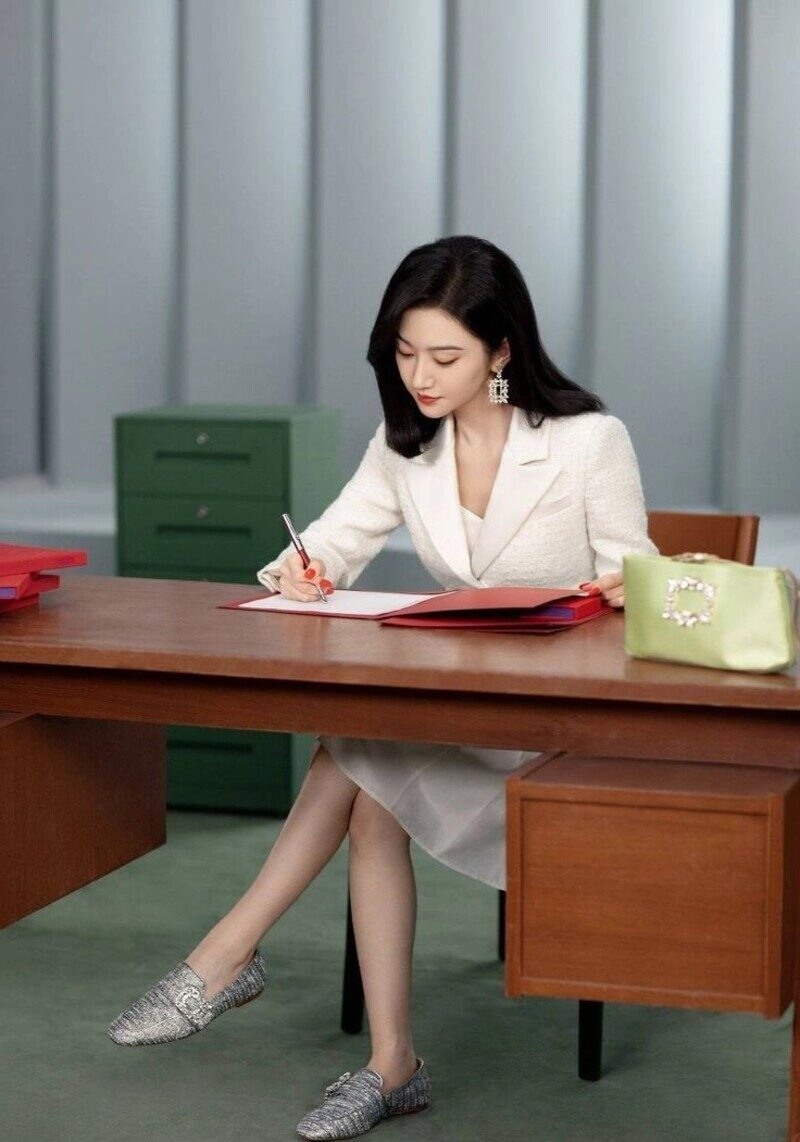 ảnh gái văn phòng làm việc