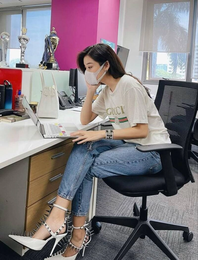 ảnh gái văn phòng làm việc