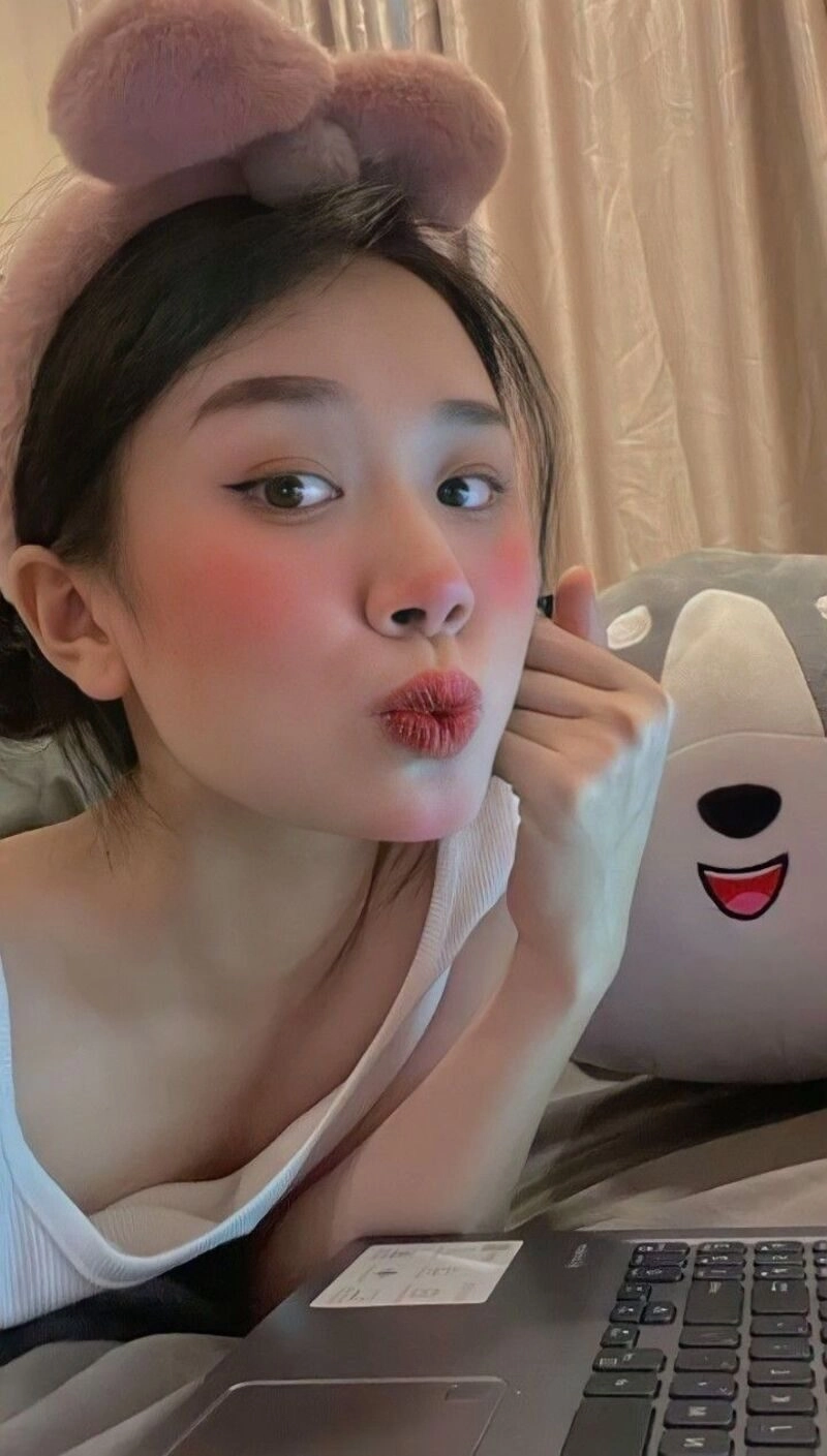 ảnh gái xinh chu mỏ