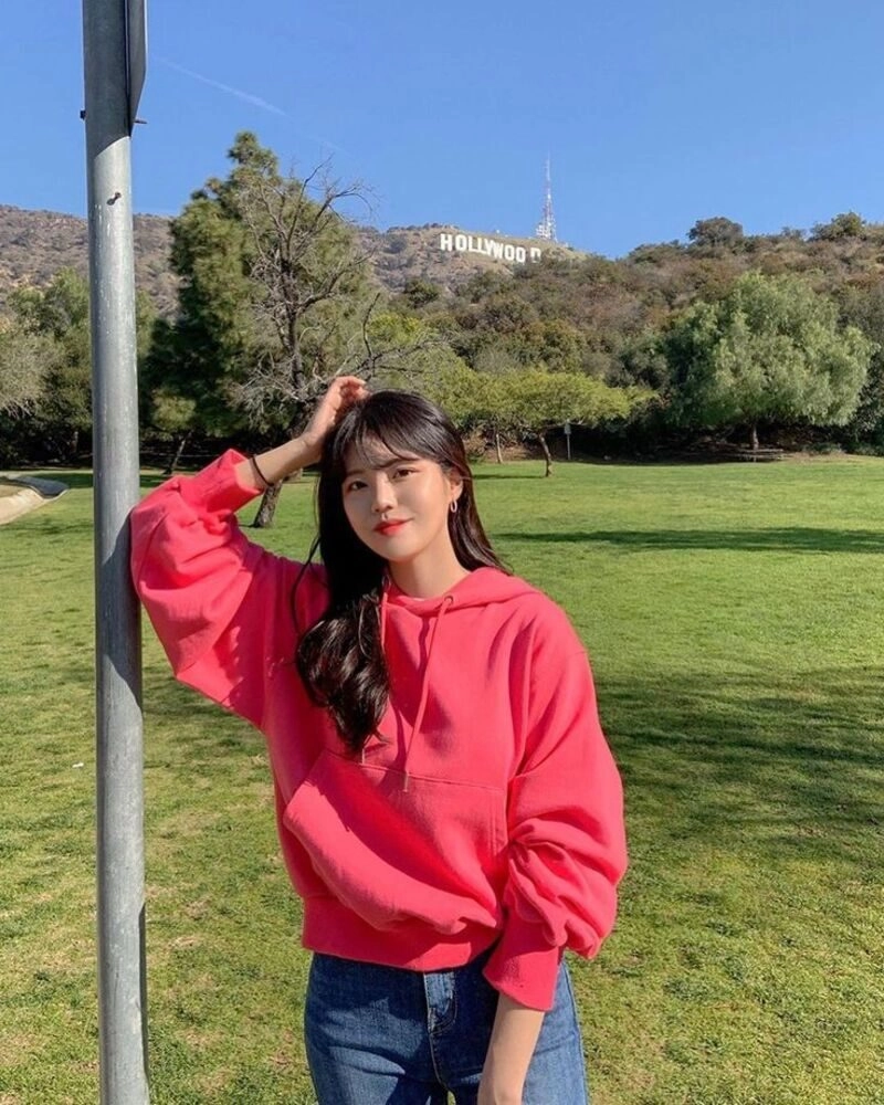ảnh gái xinh mặc áo hoodie