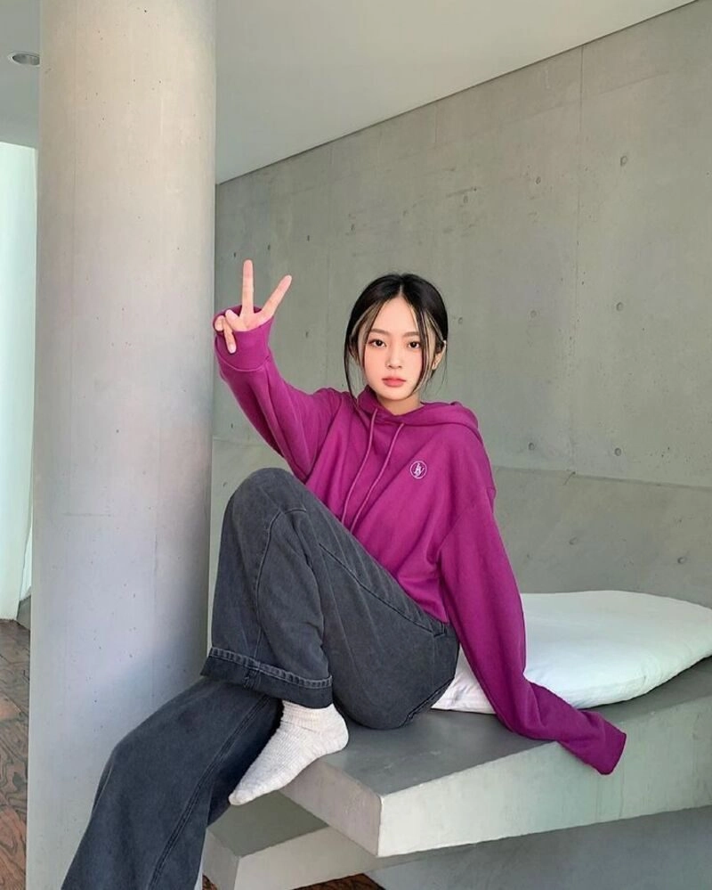 ảnh gái xinh mặc áo hoodie