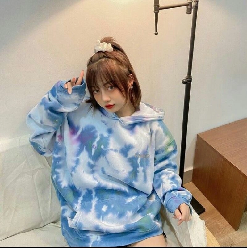ảnh gái xinh mặc áo hoodie