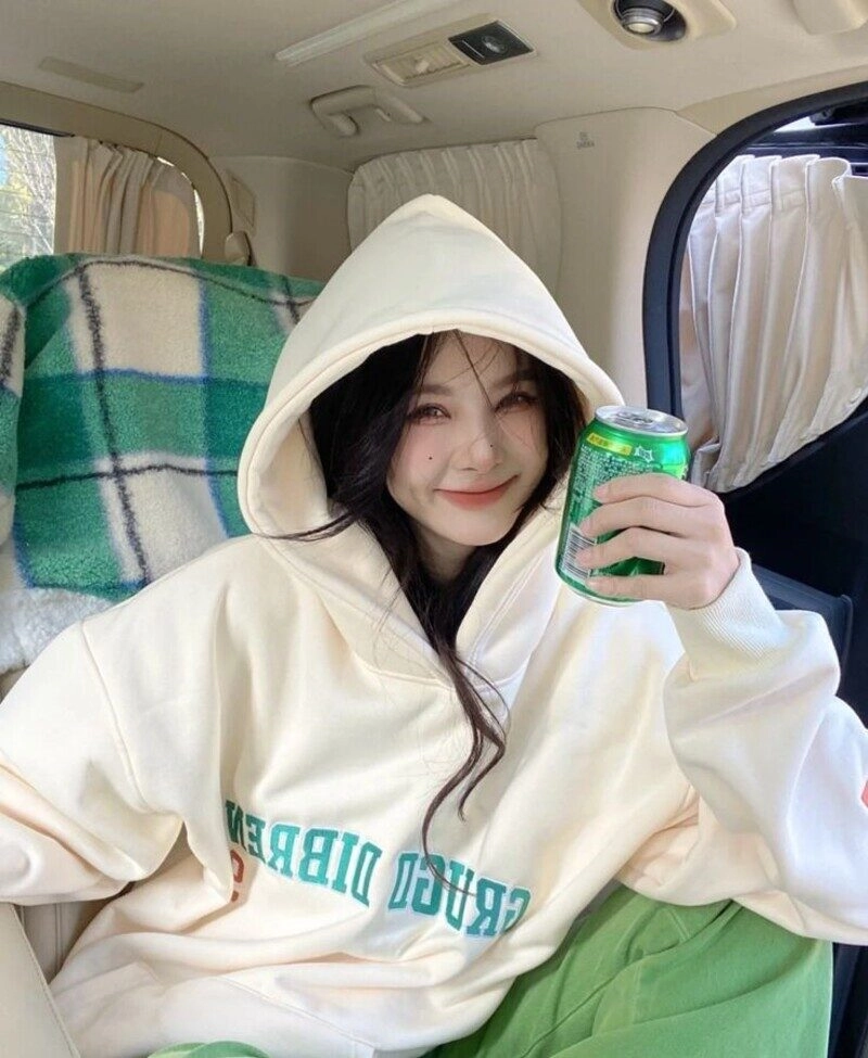 ảnh gái xinh mặc áo hoodie