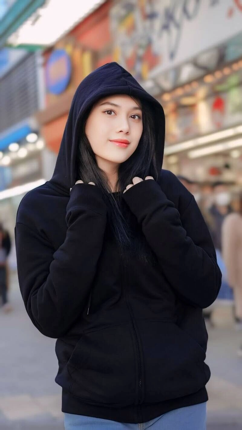 ảnh gái xinh mặc áo hoodie