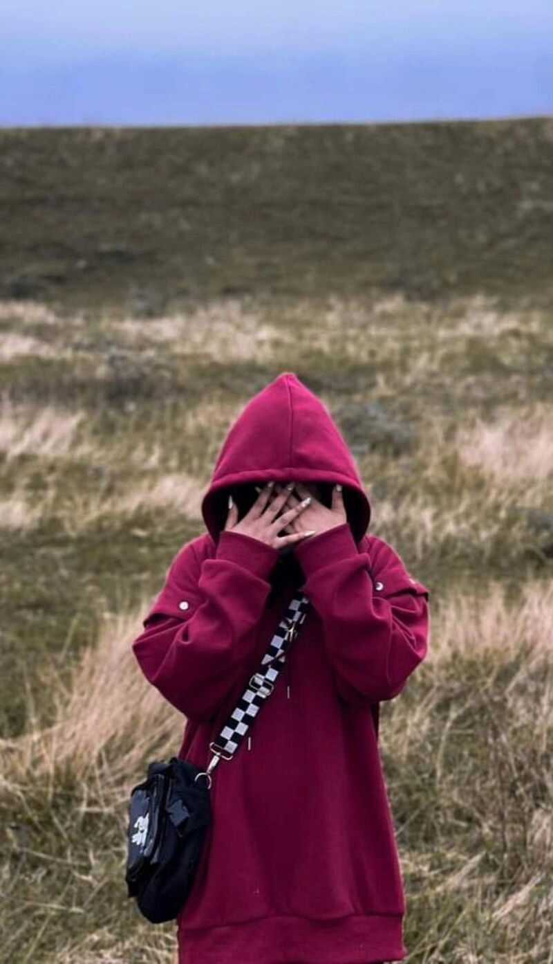 ảnh gái xinh mặc áo hoodie