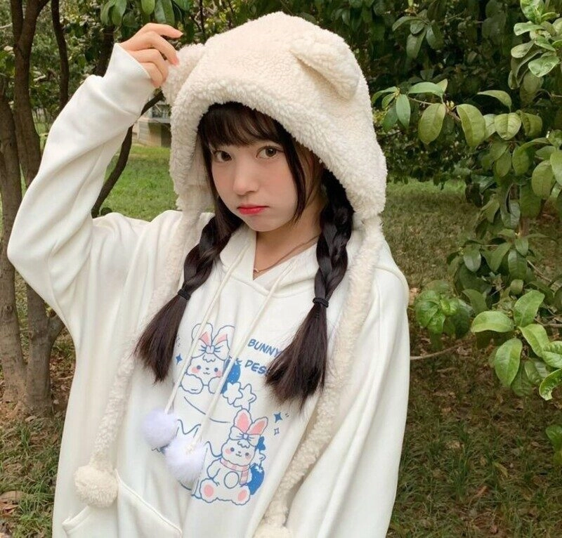 ảnh gái xinh mặc áo hoodie