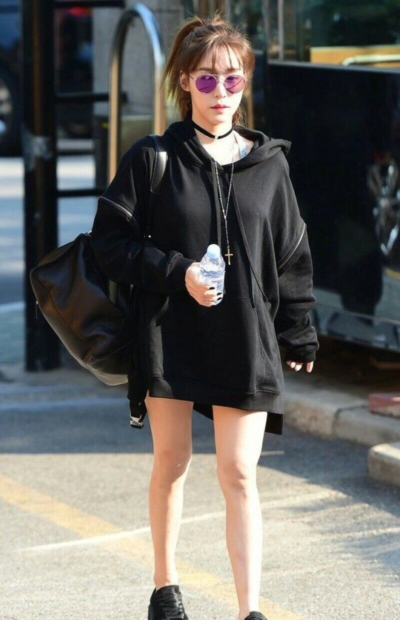 ảnh gái xinh mặc áo hoodie