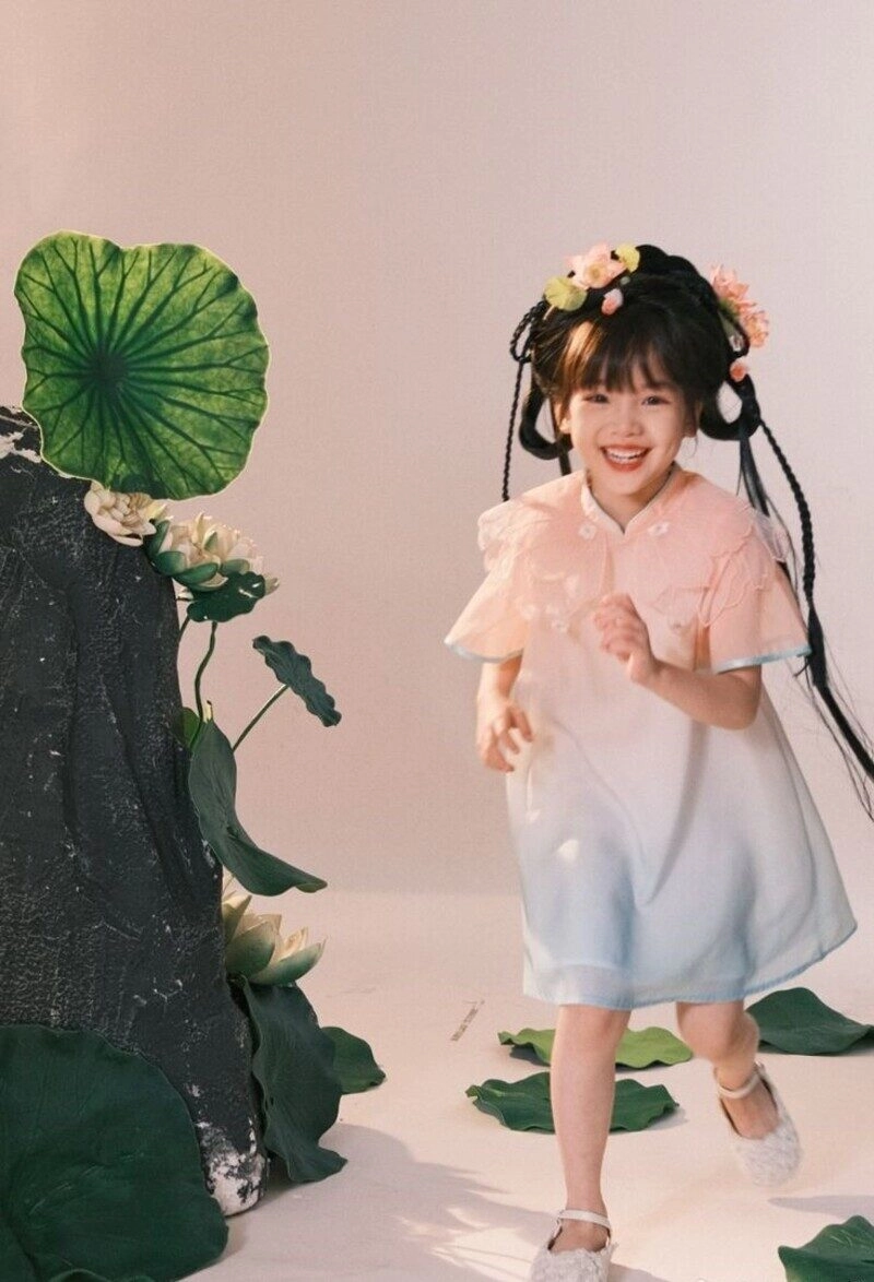 chụp ảnh sen cho bé gái