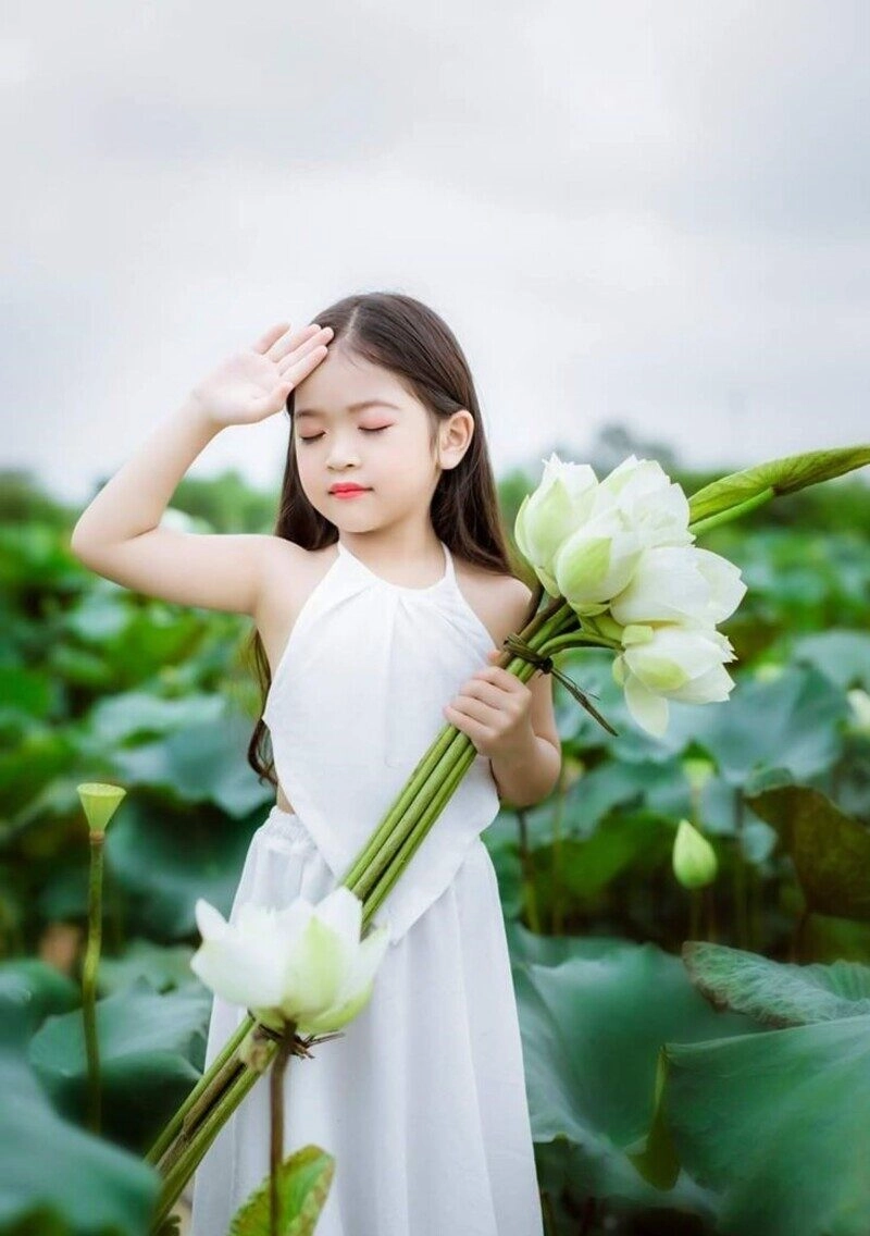 chụp ảnh sen cho bé gái