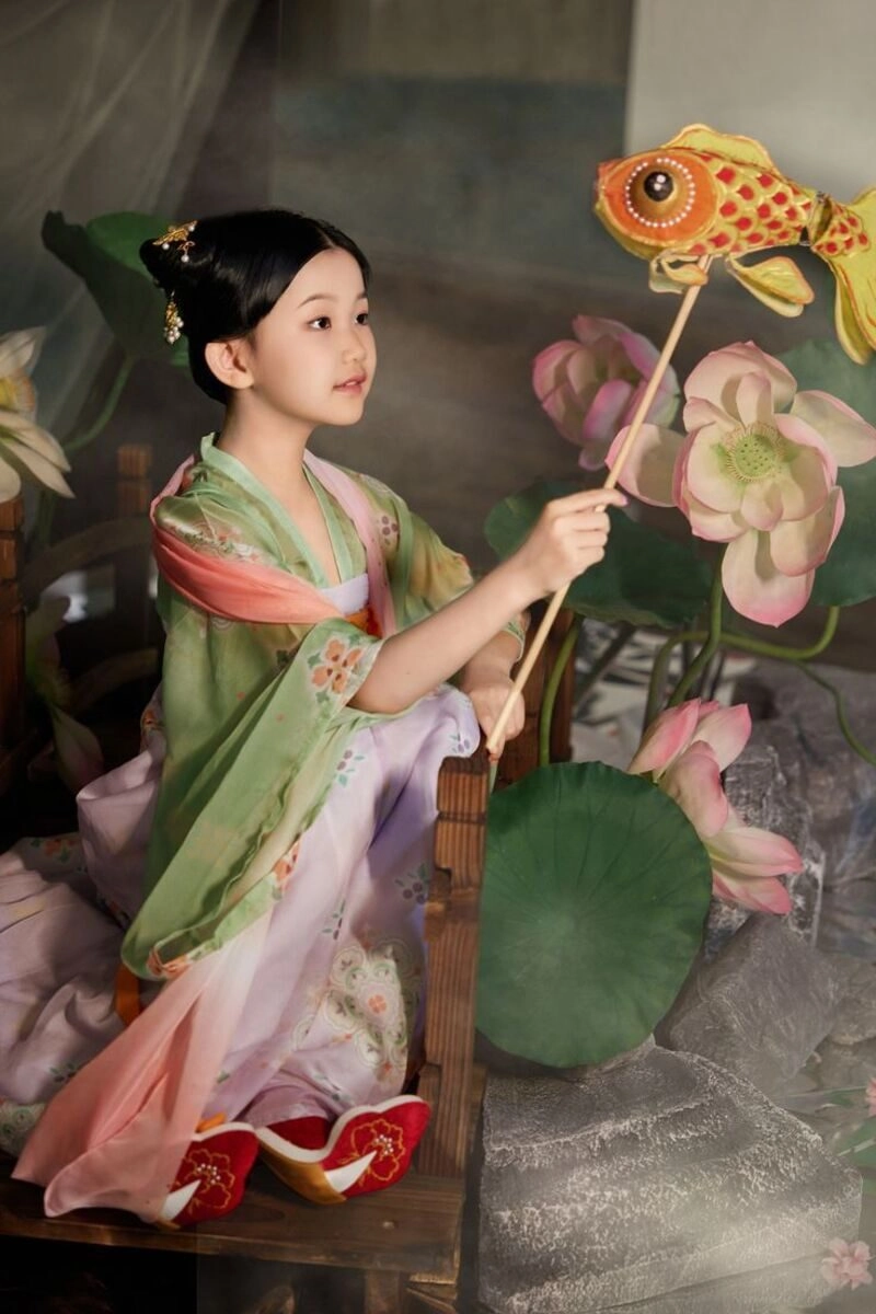 chụp ảnh sen cho bé gái