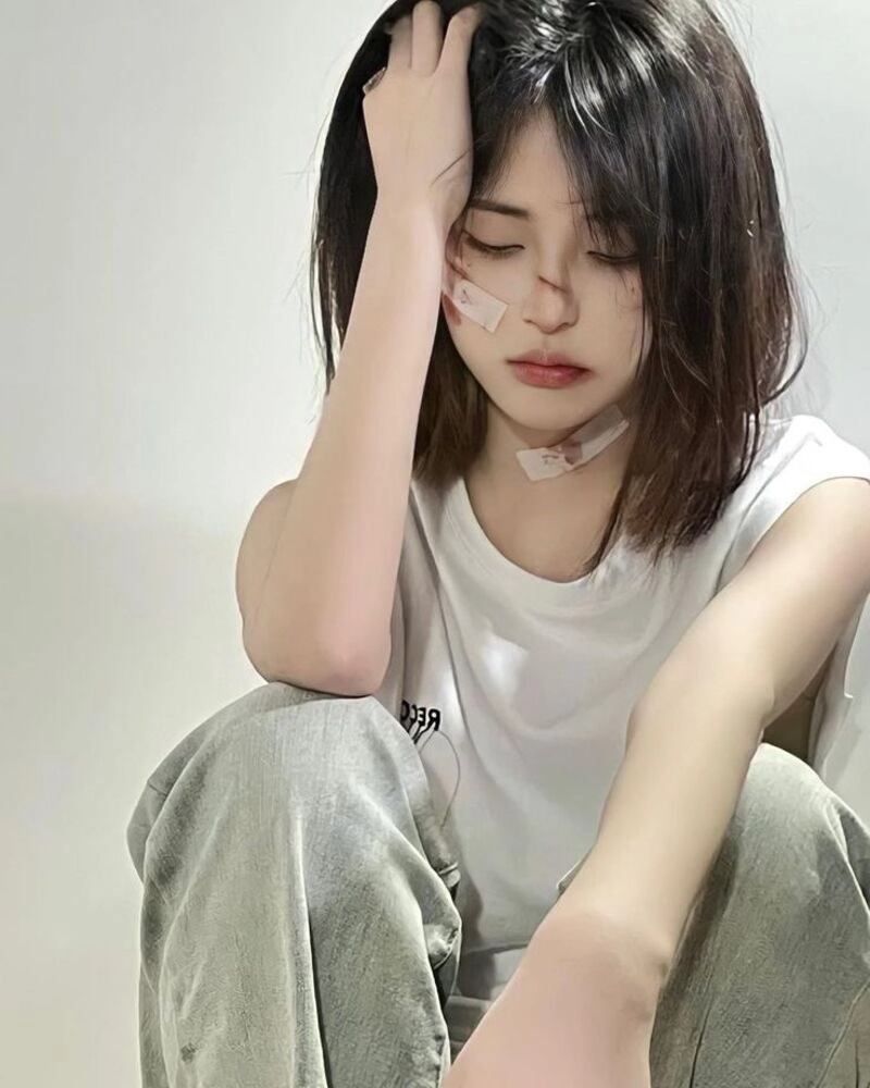 hình ảnh cô gái bị tổn thương