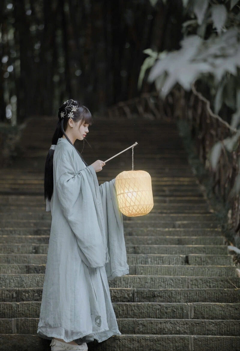 Hình ảnh cô gái soi đèn xuống cầu thang đẹp