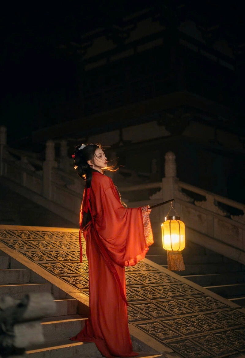 Hình ảnh cô gái soi đèn xuống cầu thang đẹp