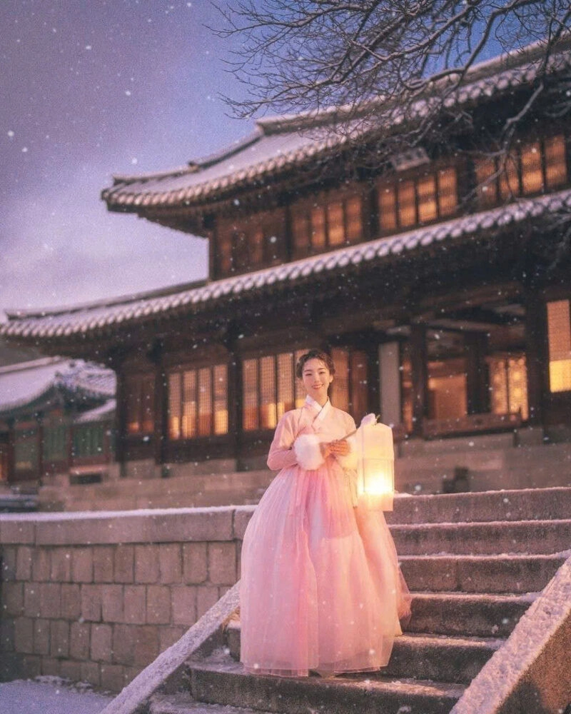 Hình ảnh cô gái soi đèn xuống cầu thang đẹp