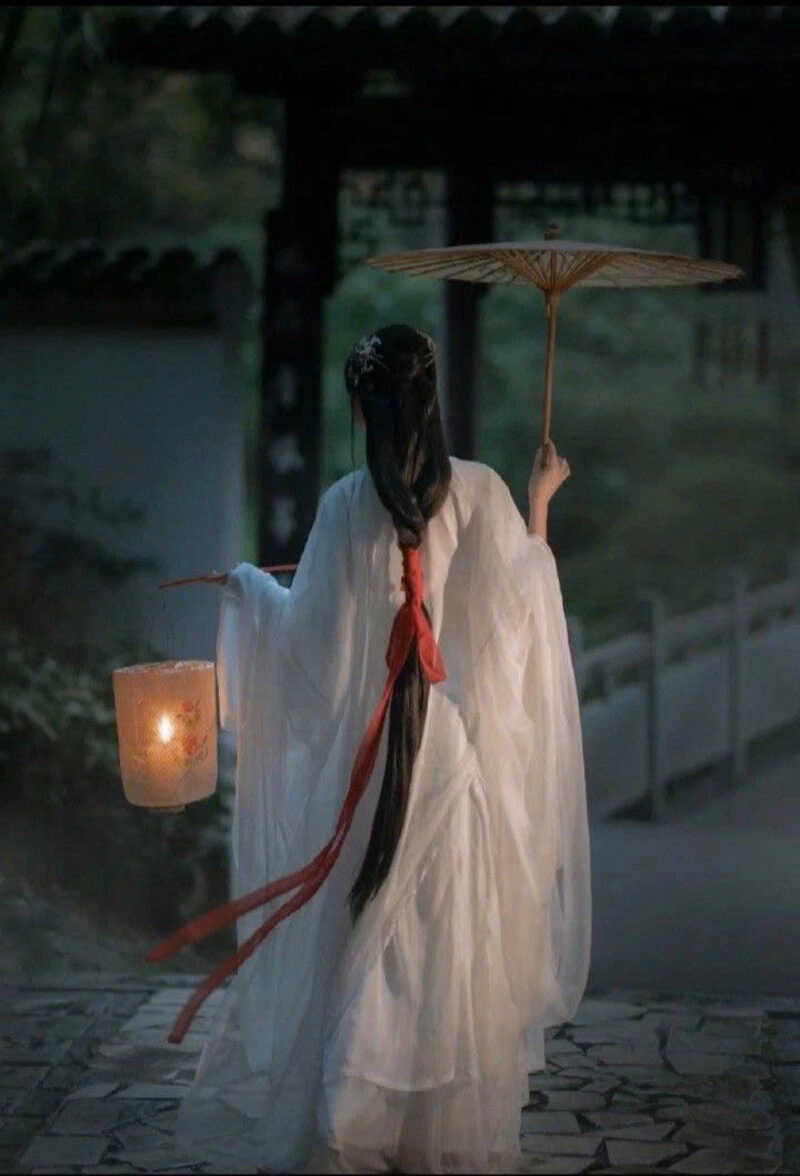 Hình ảnh cô gái soi đèn xuống cầu thang đẹp