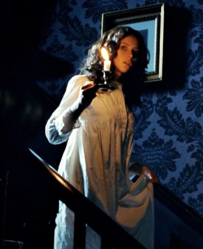 Hình ảnh cô gái soi đèn xuống cầu thang đẹp