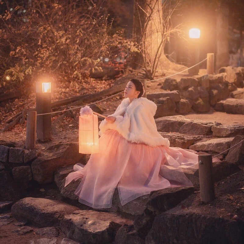 Hình ảnh cô gái soi đèn xuống cầu thang đẹp