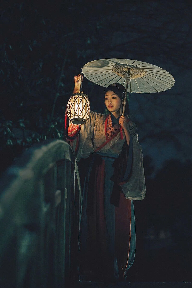 Hình ảnh cô gái soi đèn xuống cầu thang đẹp