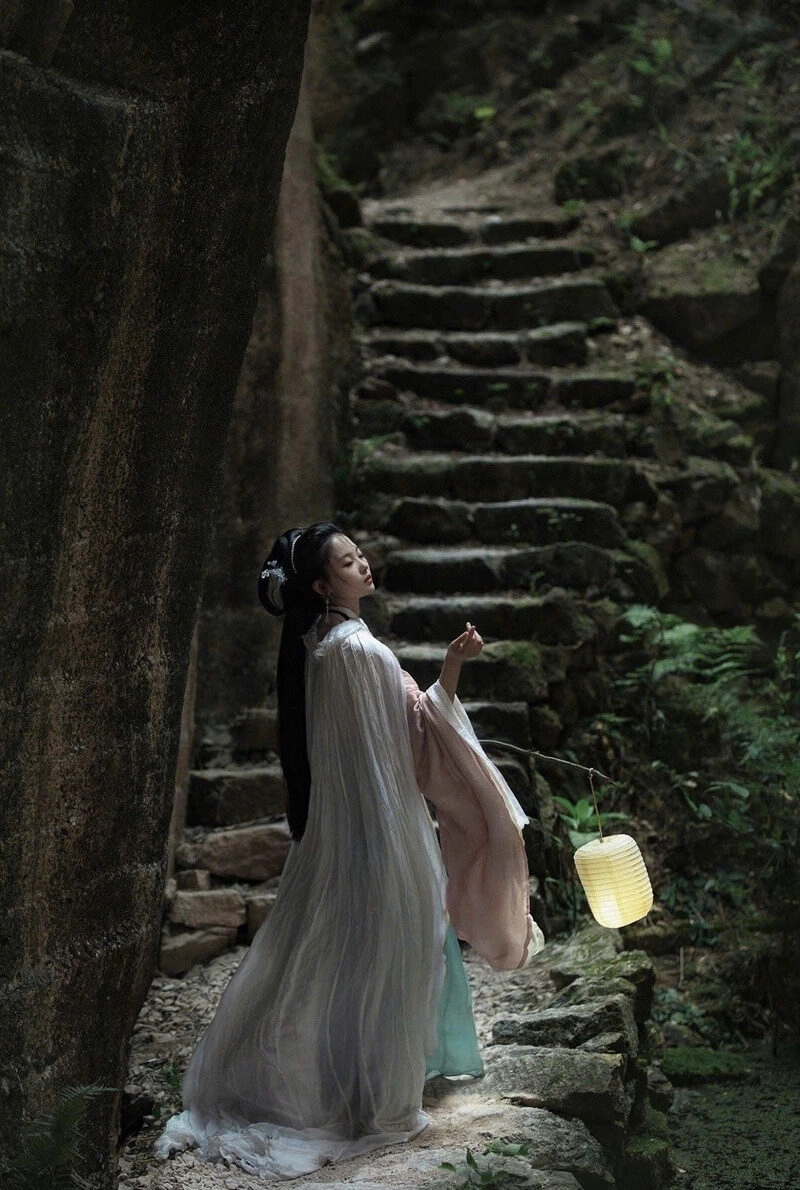 Hình ảnh cô gái soi đèn xuống cầu thang đẹp