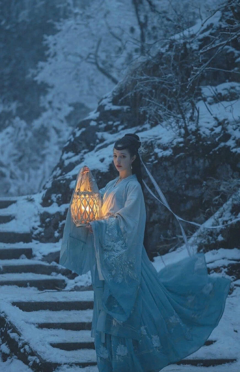 Hình ảnh cô gái soi đèn xuống cầu thang đẹp