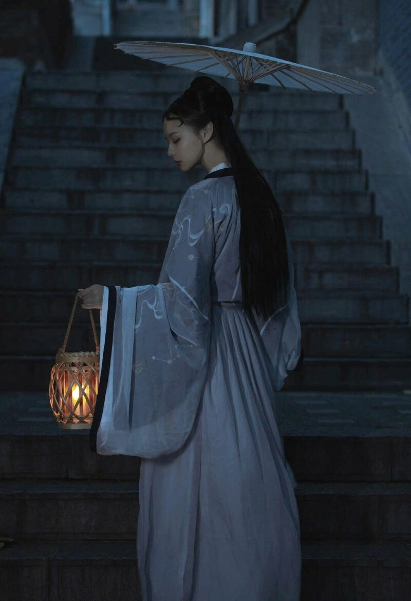 Hình ảnh cô gái soi đèn xuống cầu thang đẹp