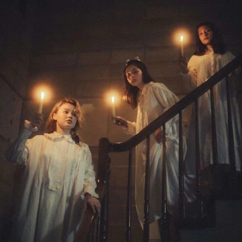 Hình ảnh cô gái soi đèn xuống cầu thang đẹp