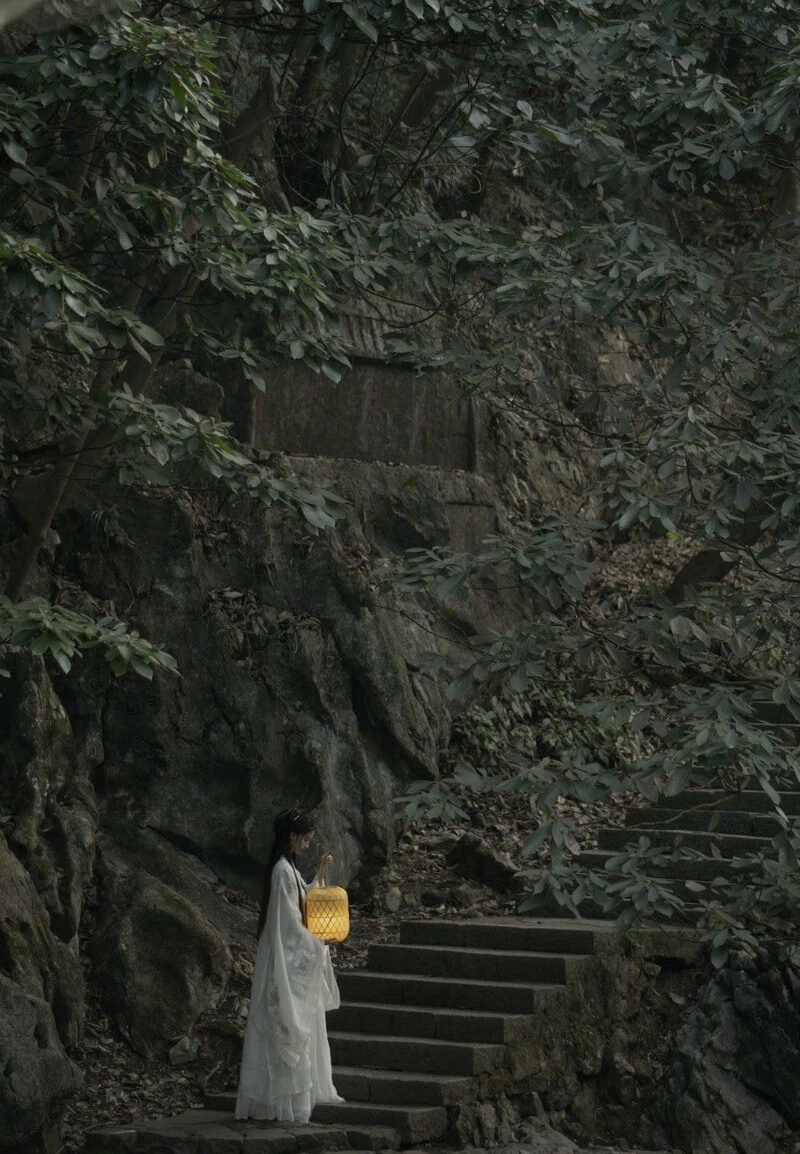 Hình ảnh cô gái soi đèn xuống cầu thang đẹp