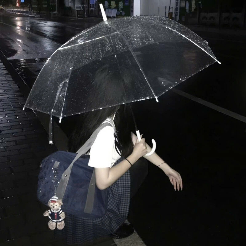 Hình ảnh cô gái xinh đẹp cầm ô đi dưới mưa xinh đẹp