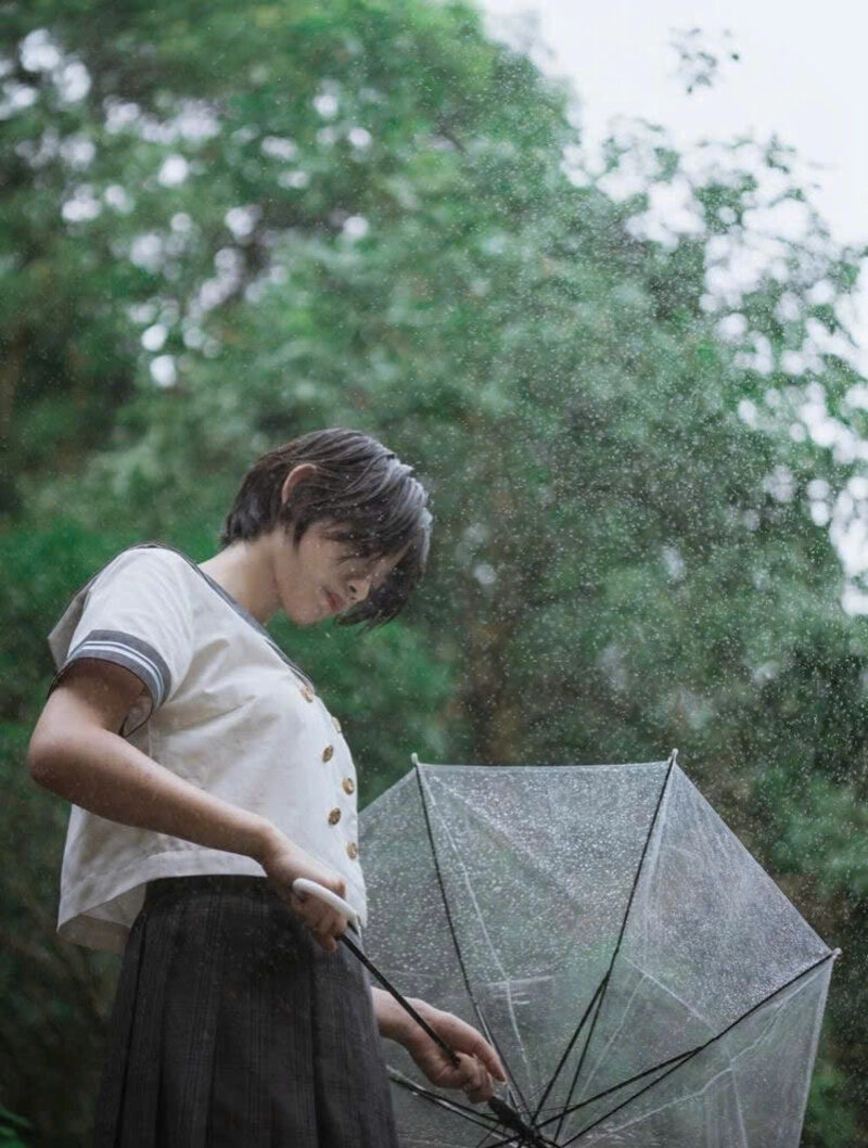 Hình ảnh cô gái xinh đẹp cầm ô đi dưới mưa xinh đẹp