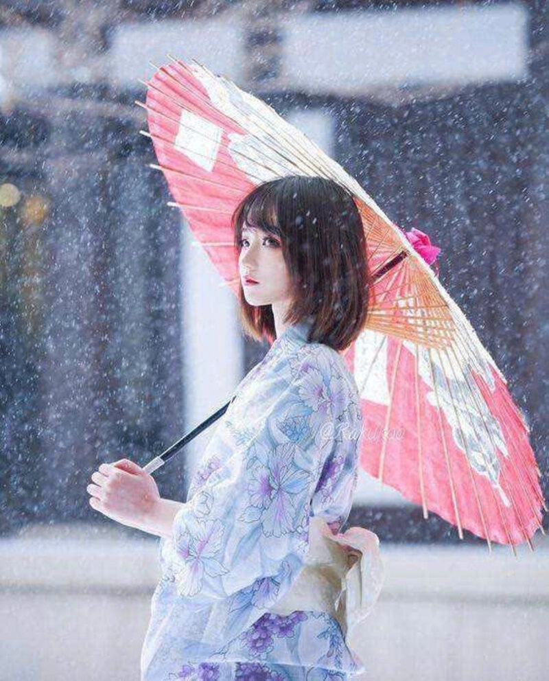 Hình ảnh cô gái xinh đẹp cầm ô đi dưới mưa xinh đẹp
