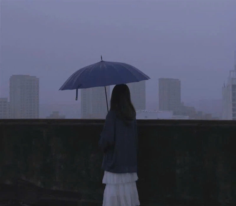 Hình ảnh cô gái xinh đẹp cầm ô đi dưới mưa xinh đẹp