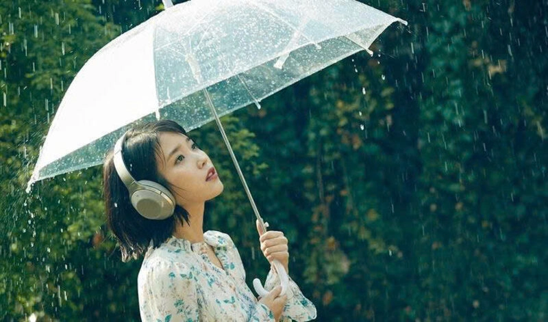 Hình ảnh cô gái xinh đẹp cầm ô đi dưới mưa xinh đẹp