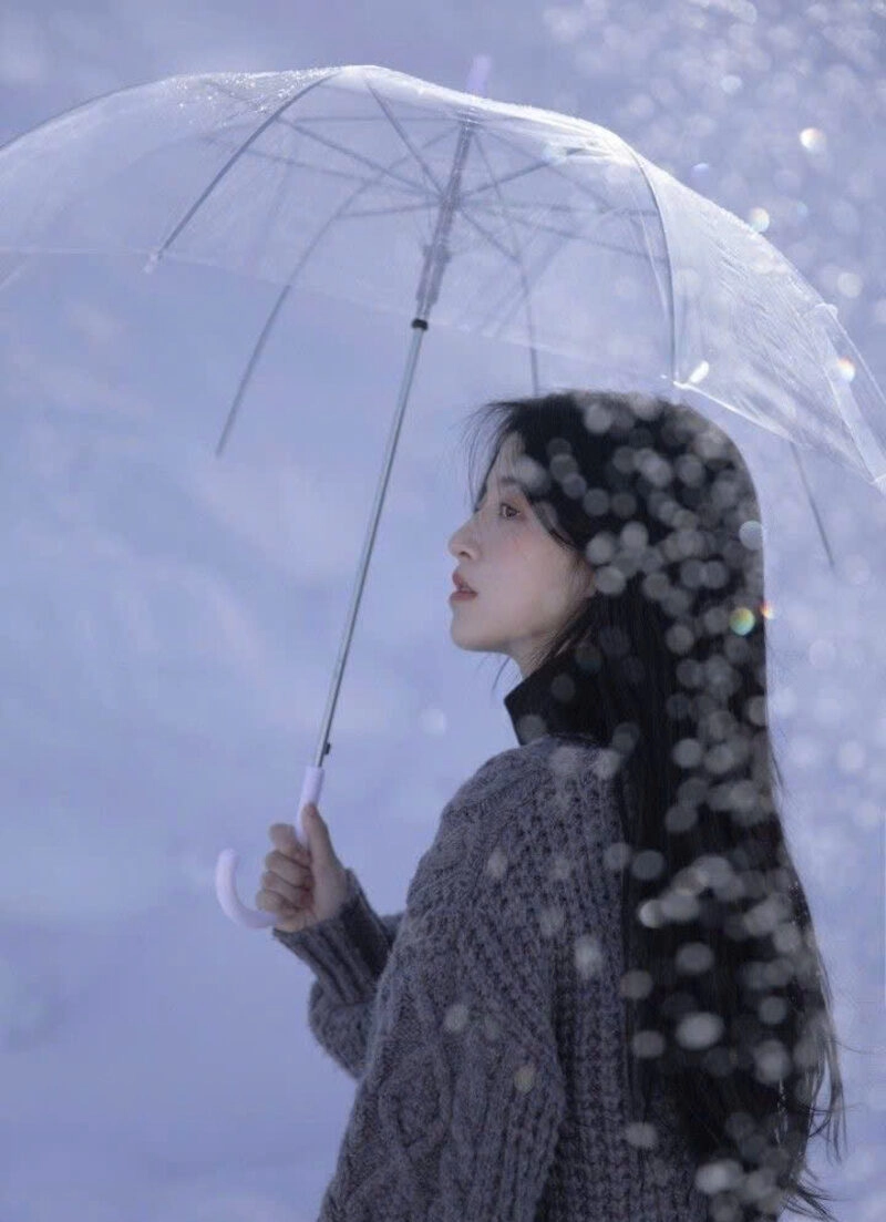 Hình ảnh cô gái xinh đẹp cầm ô đi dưới mưa xinh đẹp