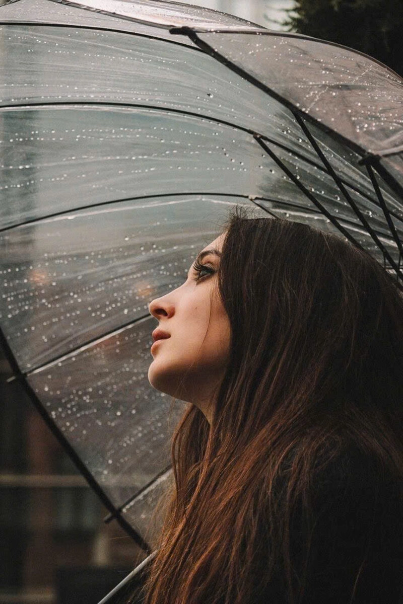 Hình ảnh cô gái xinh đẹp cầm ô đi dưới mưa xinh đẹp