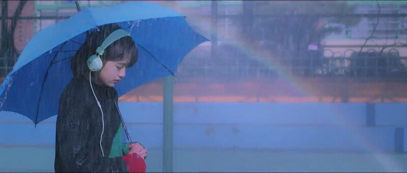 Hình ảnh cô gái xinh đẹp cầm ô đi dưới mưa xinh đẹp