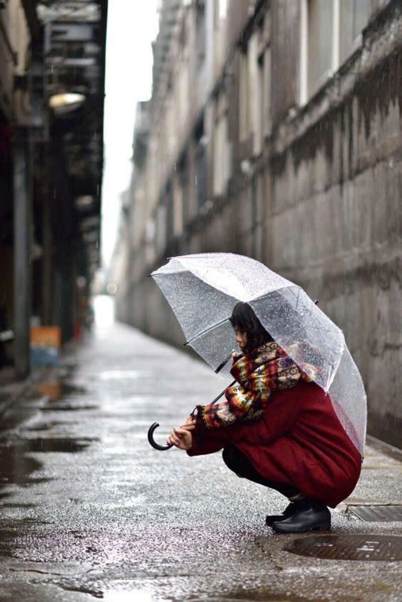 Hình ảnh cô gái xinh đẹp cầm ô đi dưới mưa xinh đẹp