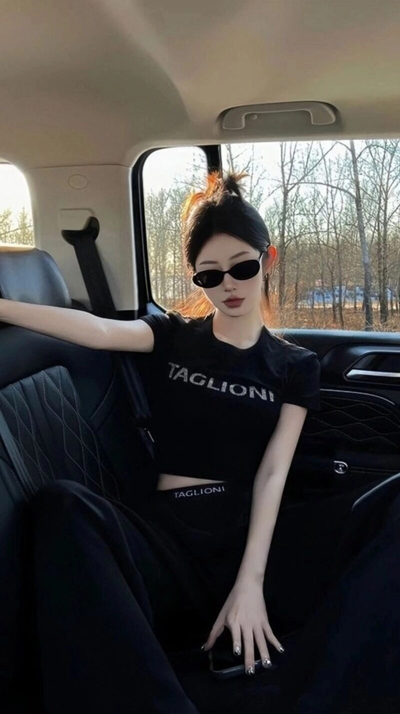 hình ảnh cô gái độc thân vui vẻ