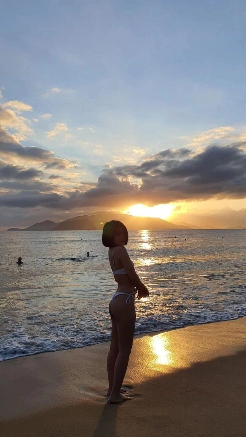 hình ảnh cô gái độc thân vui vẻ