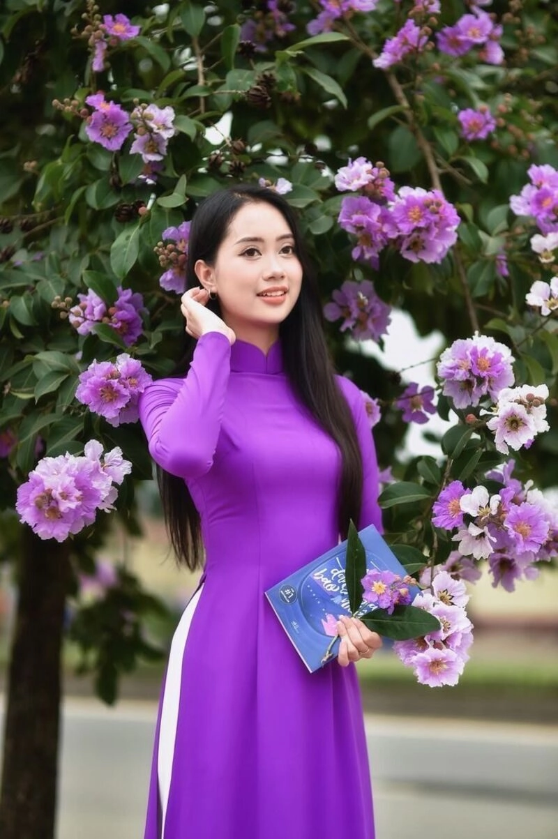 hình ảnh cô gái huế mặc áo dài tím
