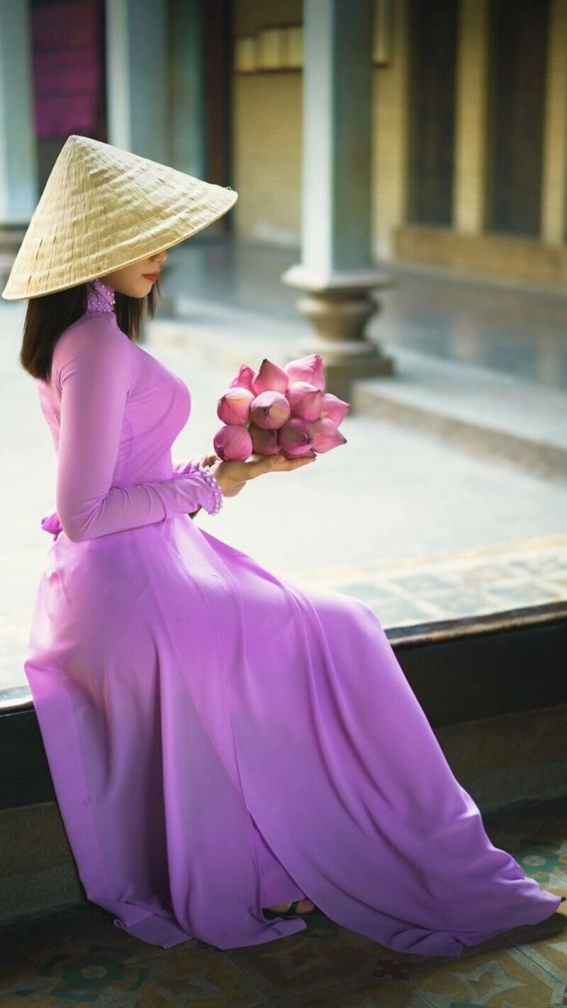 hình ảnh cô gái huế mặc áo dài tím