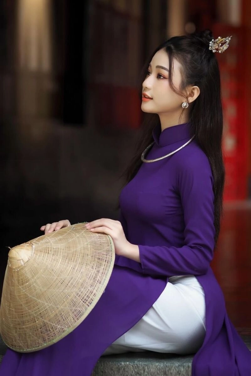 hình ảnh cô gái huế mặc áo dài tím