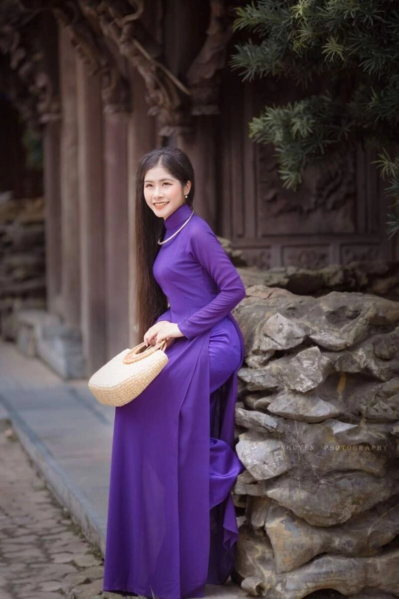 hình ảnh cô gái huế mặc áo dài tím