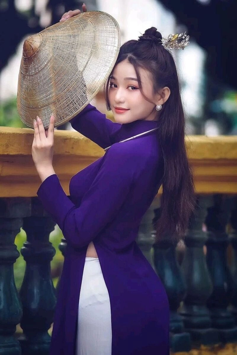 hình ảnh cô gái huế mặc áo dài tím