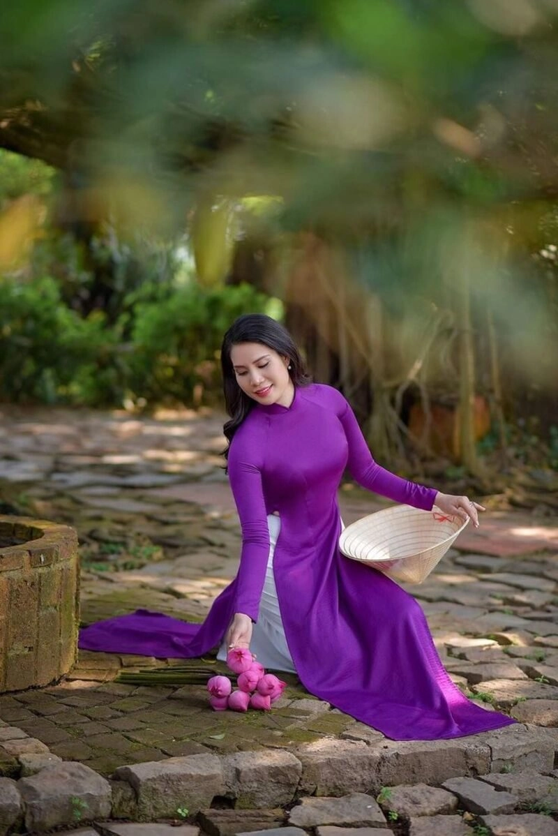 hình ảnh cô gái huế mặc áo dài tím