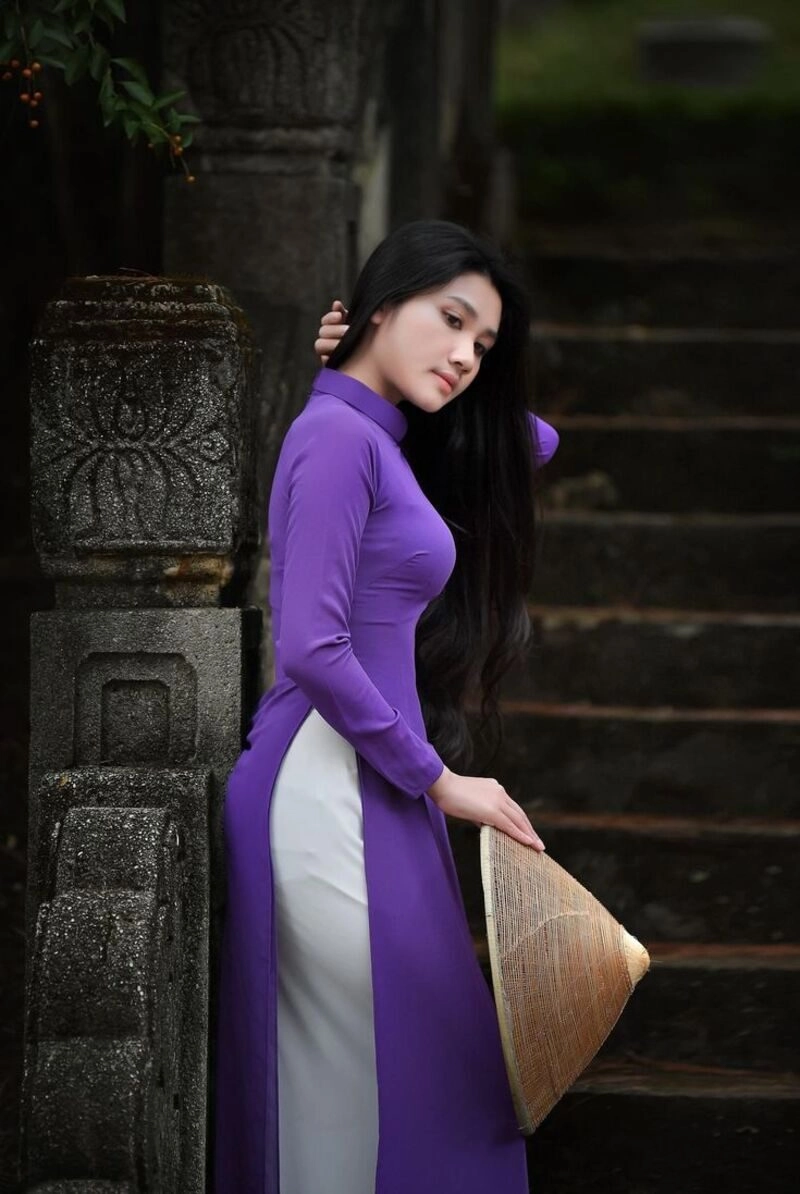 hình ảnh cô gái huế mặc áo dài tím