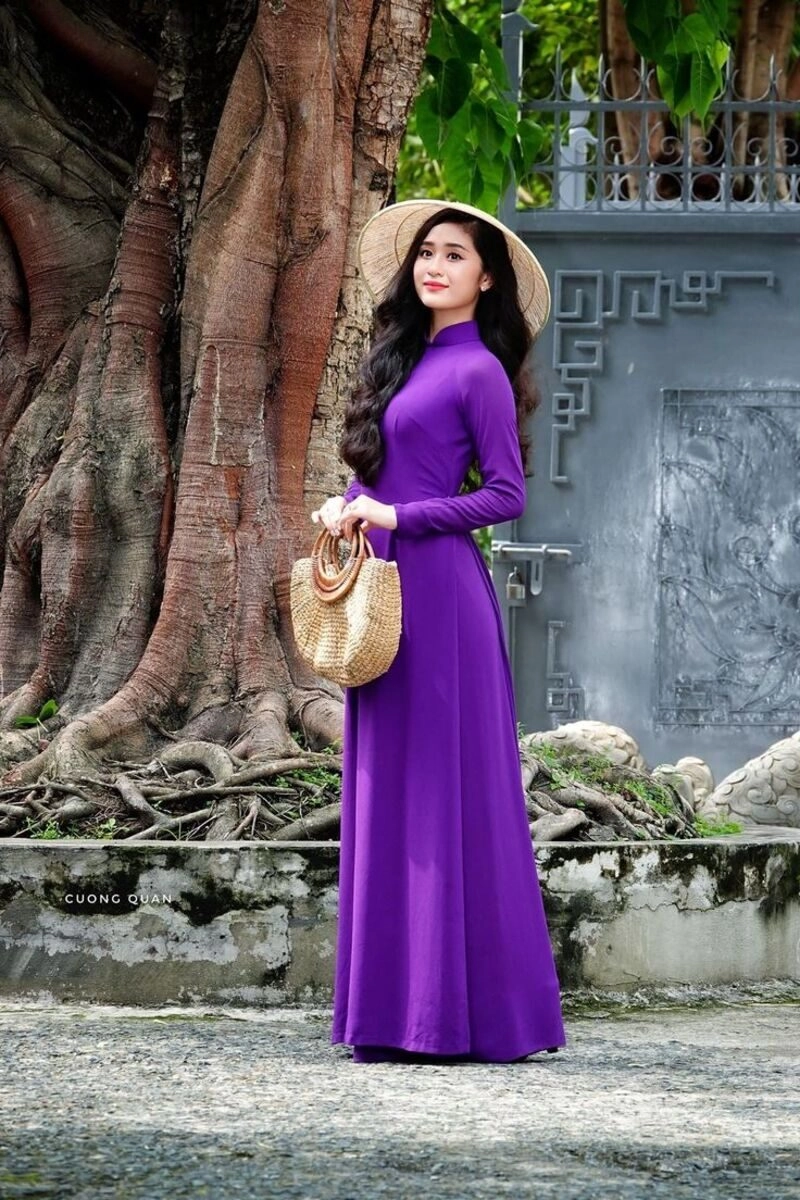 hình ảnh cô gái huế mặc áo dài tím