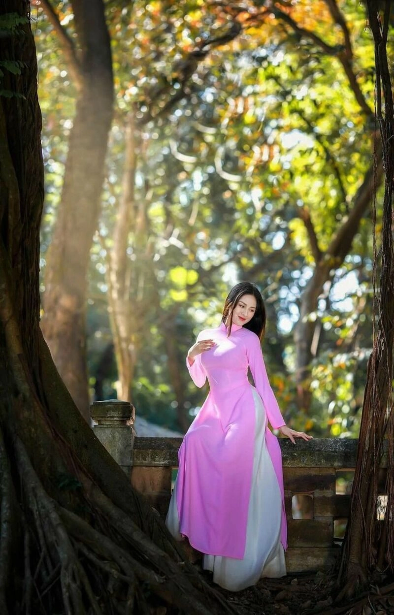 hình ảnh cô gái huế mặc áo dài tím