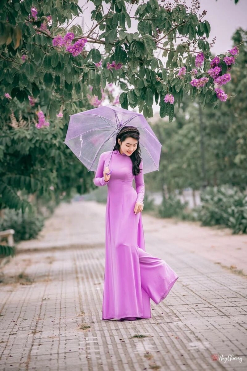 hình ảnh cô gái huế mặc áo dài tím