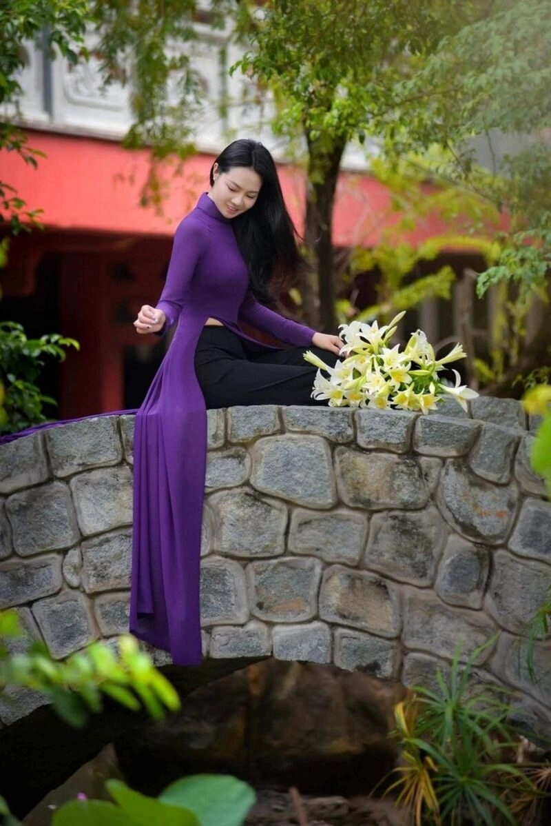 hình ảnh cô gái huế mặc áo dài tím